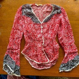 Vintage 1970s flower blouse with lace detailing along sleeves and hem.